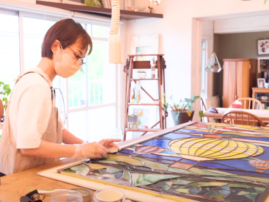 山口店を彩る「ステンドグラス」──特製ステンドグラス  職人・中村綾子さんに密着したドキュメンタリー公開